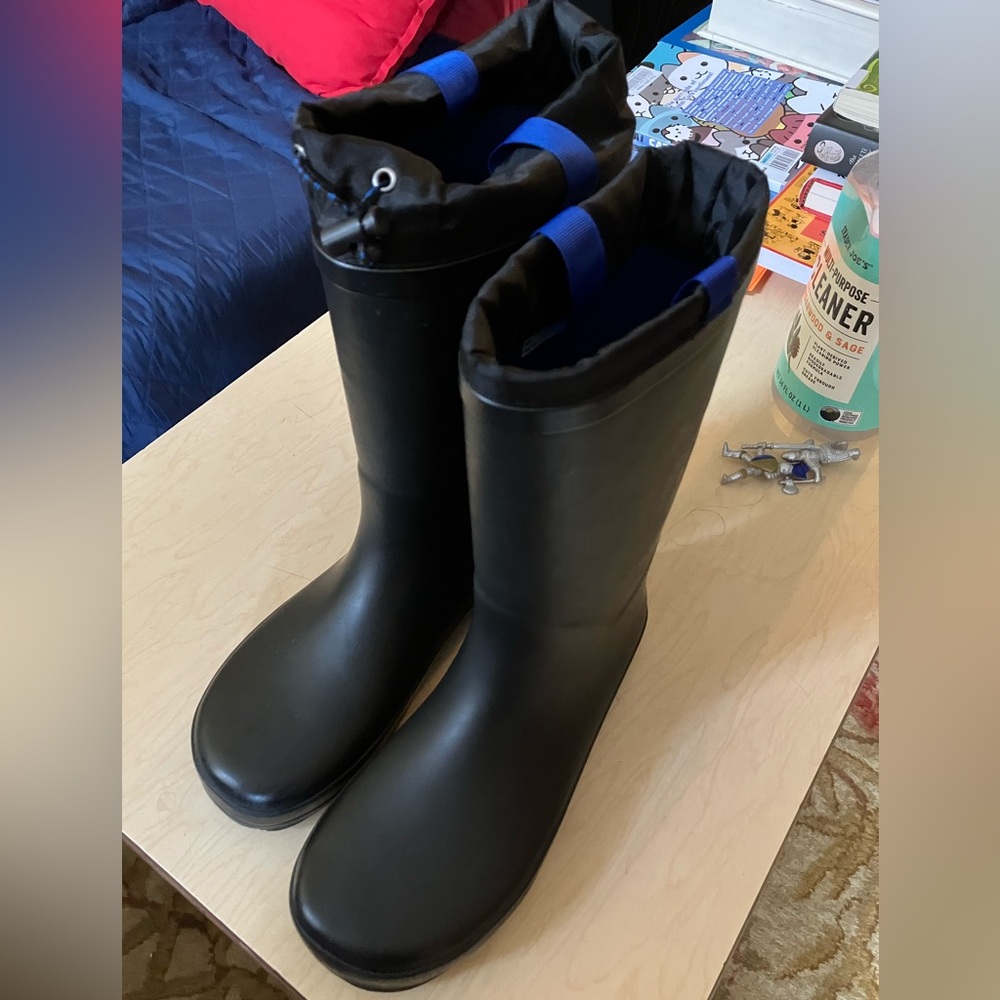 Boys Youth size 4 Black rain boots - Target Cat & Jack brand